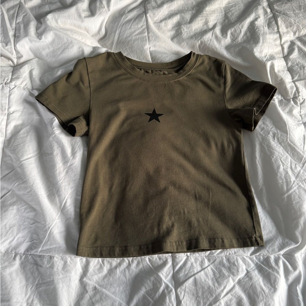 Women’s Olive Green Baby Tee – Size S, Black Star Graphic, Fitted Cropped Style